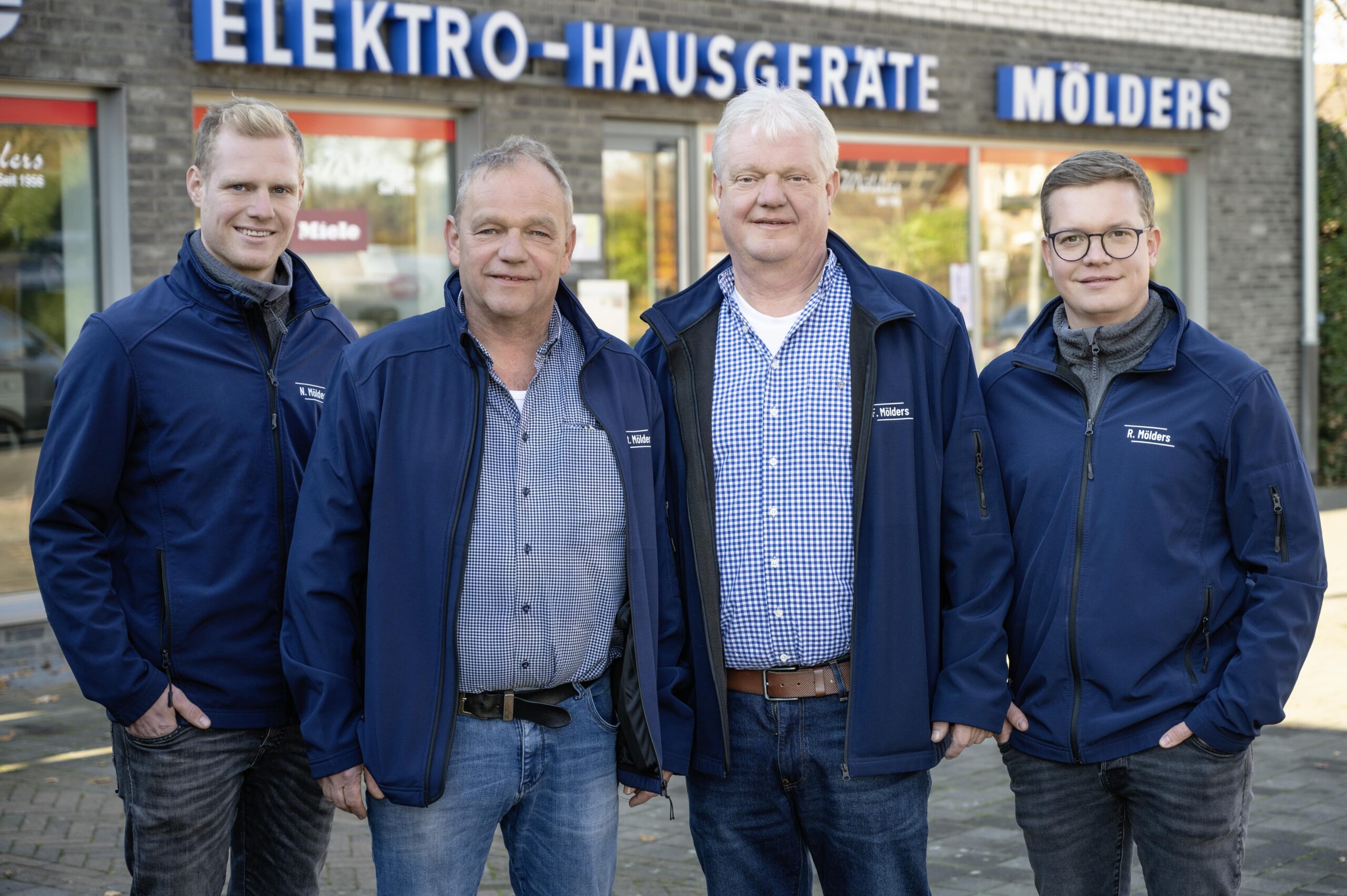 P2509-1179-elektro-moelders-firmenjubiläum-team-gf-5-min