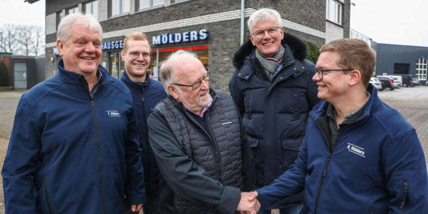 Handschlag auf die Übernahme: Geschäftsführer Felix Mölders, Niklas Mölders, Bernhard Nienhaus, Christian Ketteler (Unternehmensberatung HKP) und Geschäftsführer René Mölders (von links). © Sven Betz